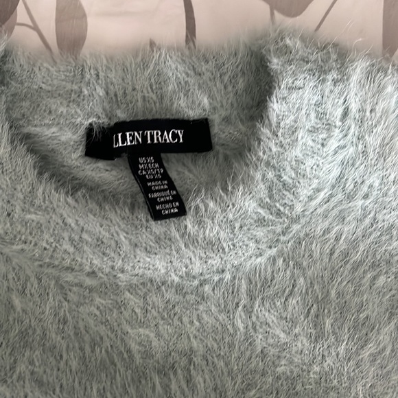 Fuzzy soft green sweater with a hint of sparkle thread - Picture 2 of 4